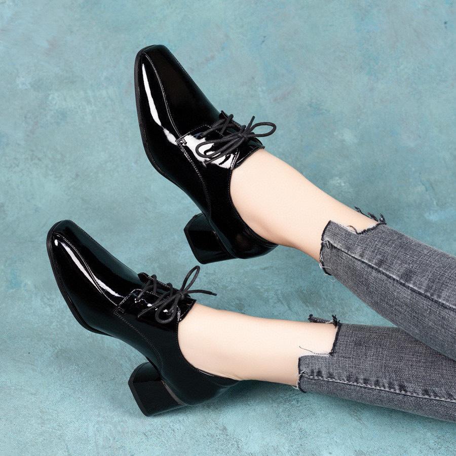 Kwadratowy nosek głębokie wycięcie pojedyncze buty damskie jesienno-zimowe nowe sznurowane krowia lakierowana skóra gruby obcas wysokie obcasy damskie modne buty