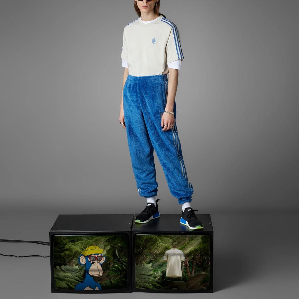 adidas Oryginalna Koszulka Męska z Haftowanym Paskowanym Logo, Okrągłym Dekoltem i Krótkim Rękawem, Top Biały IJ9086