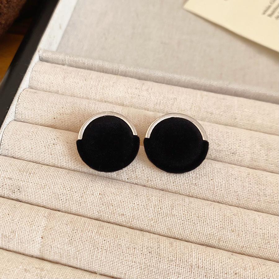 Silver Needle Autumn/Winter Retro Geometric Stud Earrings - High-End Hong Kong Style for Women