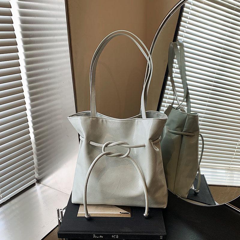 Premium Bag Women's New Niche Fashion Portable Shoulder Underarm Bag Simple Work Commuter Bag