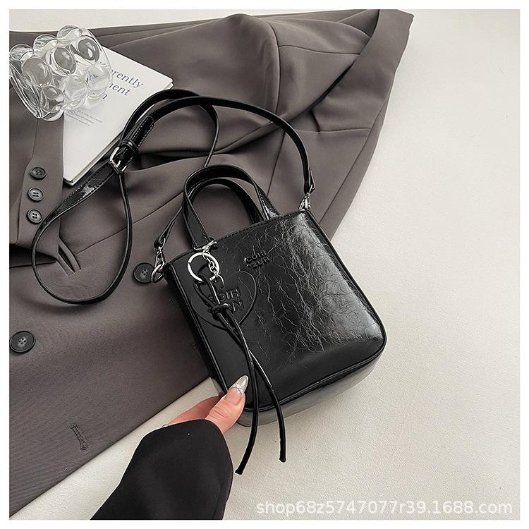 

Niche light luxury portable small square bag women s 2025 new trendy love simple mobile phone bag high-end messenger bag