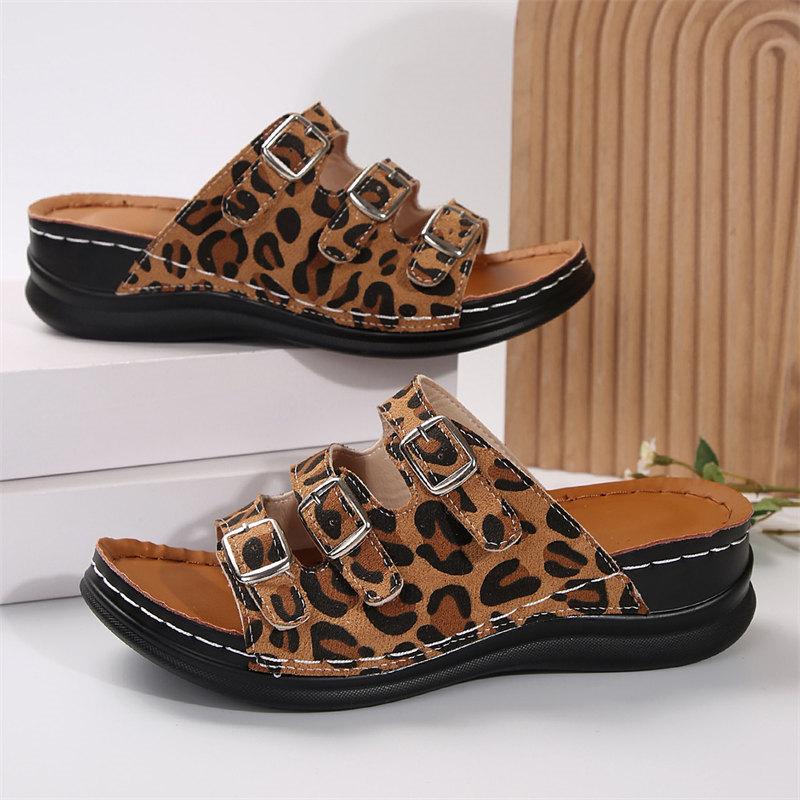 Модные женские легкие тапочки на танкетке — фото 5