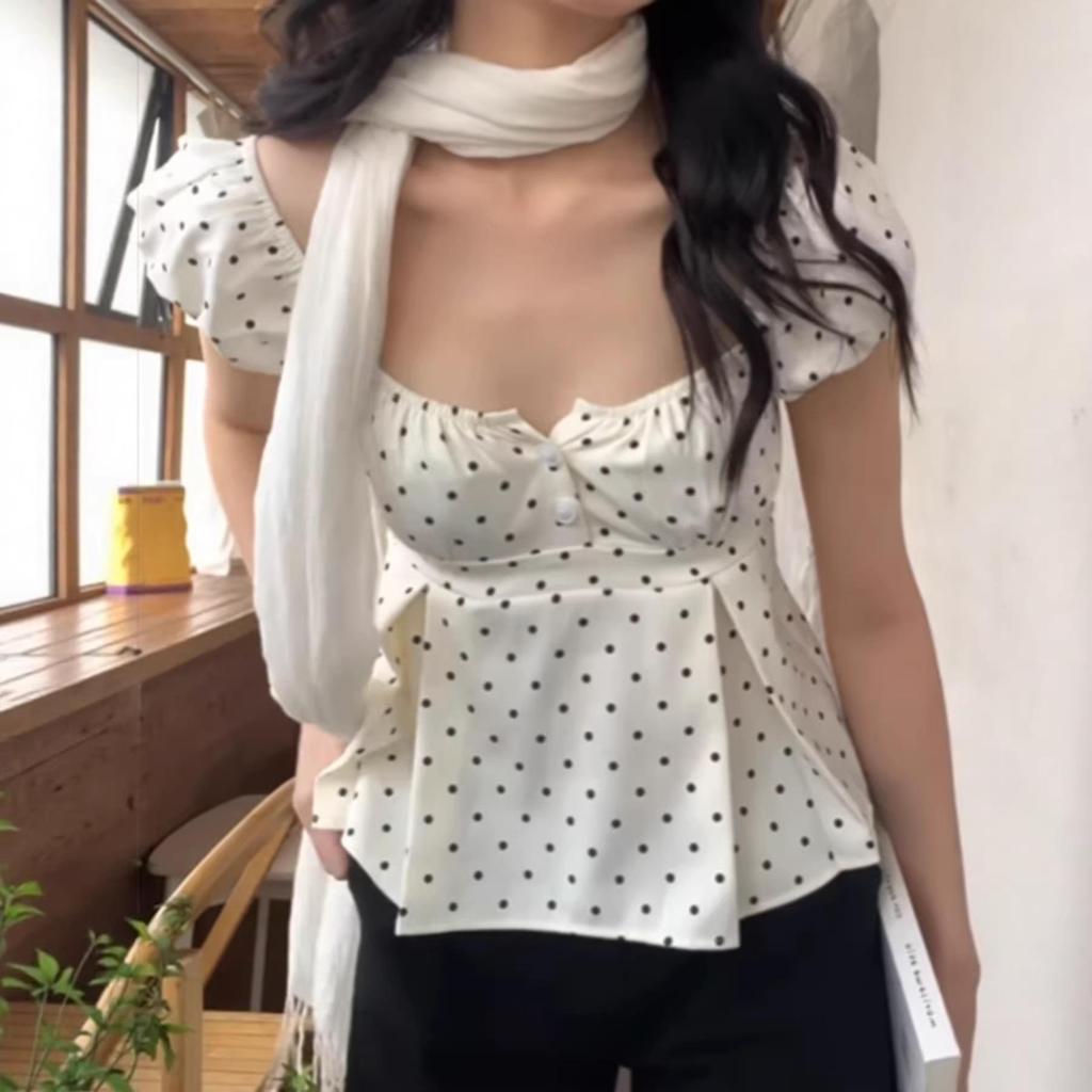 2025 Eng anliegendes T-Shirt mit Puffärmeln, Polka-Dots und V-Ausschnitt