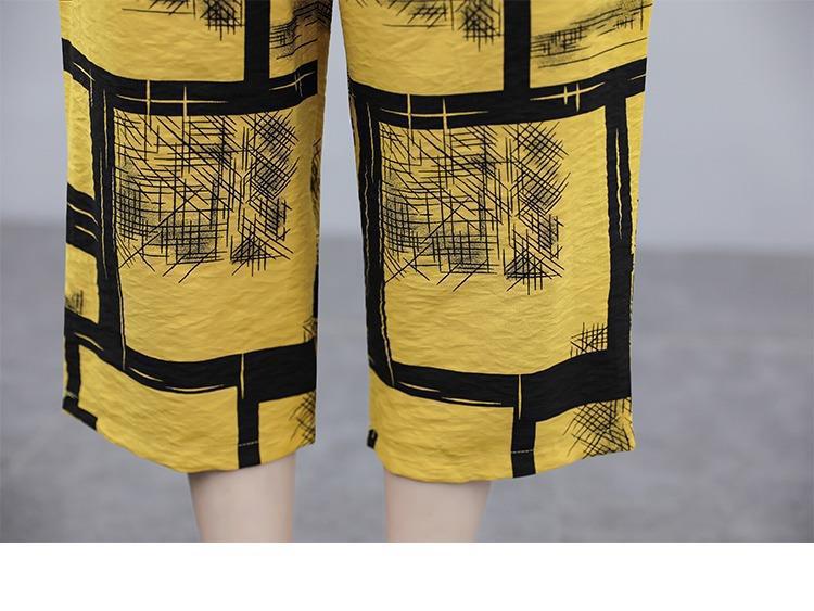 Plus-Size Women's Trendy Two-Piece Set: Loose Fit, Age-Reducing, Slimming Design with Seven-Point Pants