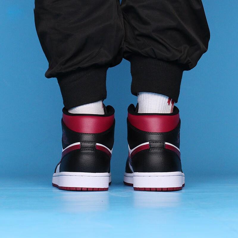 Jordan 1 Mid Bred Toe GS 554725-066