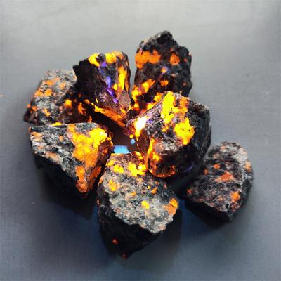 Pietra naturale Yooperlites brillante Pietra fiammeggiante UV Pietra di cristallo luminosa FireStone Sodalite fluorescente Pietra fiammeggiante Decorazione per la casa Regalo