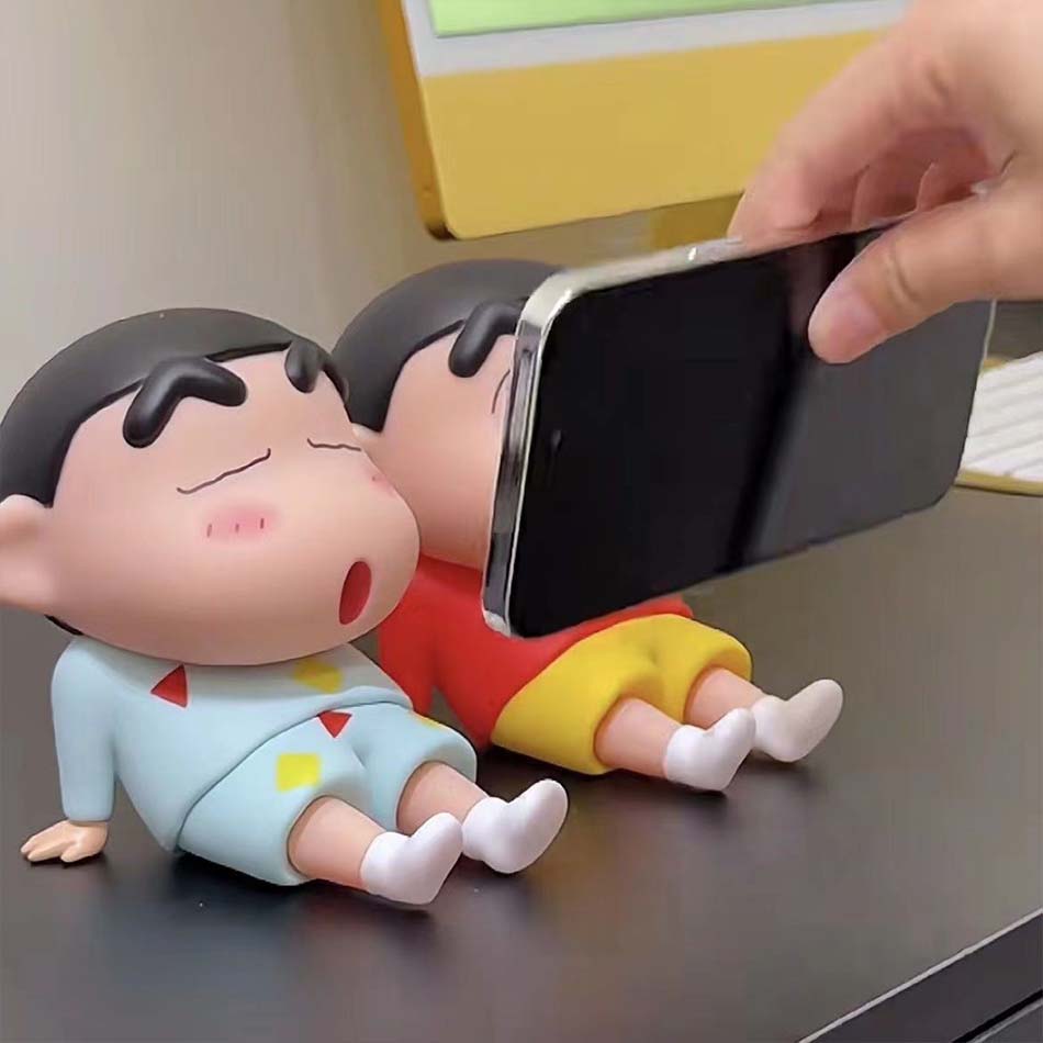 Anime Crayon Shin Chan Phone Holder Figures Kawaii Desktop Ornaments Cartoon Watching TV Phone Support Cute Doll Decorations