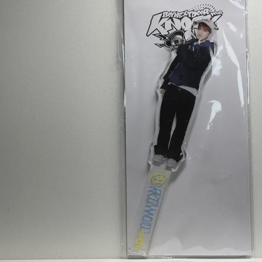 

Риу Акриловый Фотореквизит Boynextdoor Концертный MD