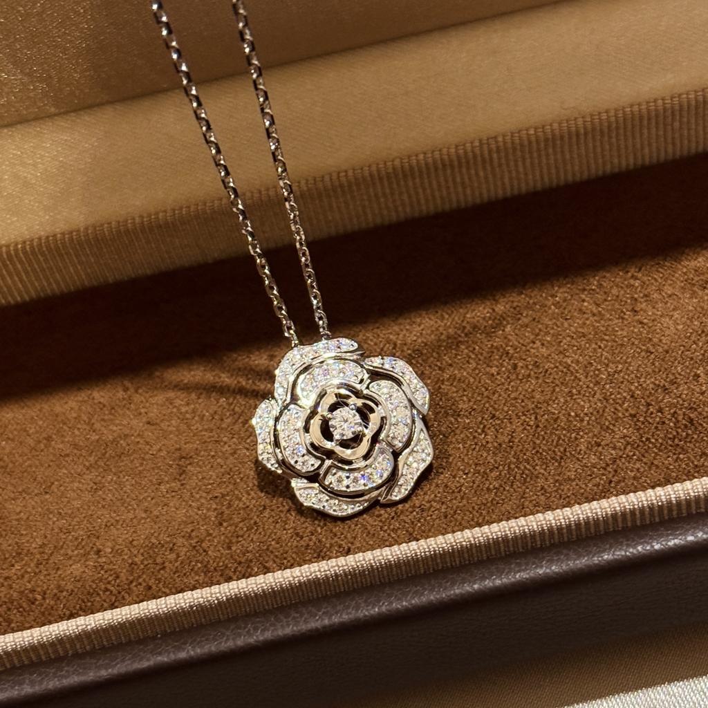 Flower Hollowed Out Necklace, 925 Sterling Silver Pendant with Diamonds, Exquisite for Daily Wear and Gift Giving, Essential for Birthdays