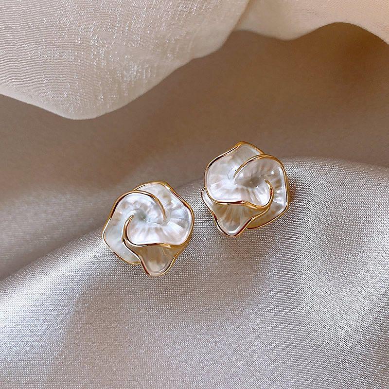 

Camellia Stud Earrings for Women 2025 New Arrival Best Selling Earrings Niche Style Exquisite Accessible Luxury Fancy Elegant Generous Earrings Elegance White Camellia stud earrings