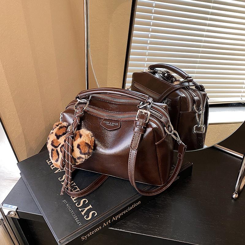 Retro Fashion Women's Bags, New Autumn and Winter Handbags, High-end Textured Commuter Messenger Bags