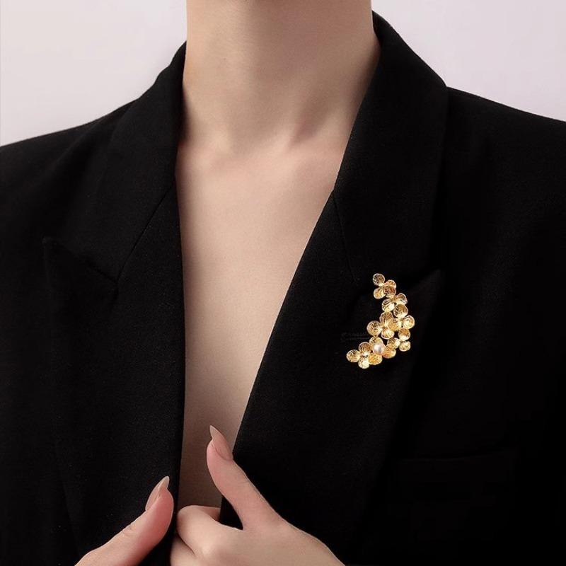 Retro Flower Brooch, High-end Feminine Pearl Brooch, Light Luxury and Niche Design Sense Brooch