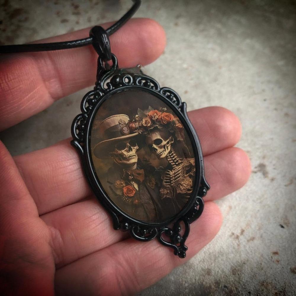 Gothic Black Oval Baroque Lace Painting Crow Skull Glass Pendant Leather Rope Chain Necklace for Women Men Hallowmas Jewelry