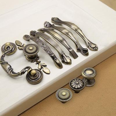 European Style Antique Bronze Pull Handle for Kitchen Cabinets, Wardrobes, and Drawers - Classic Retro Zinc Alloy Design.