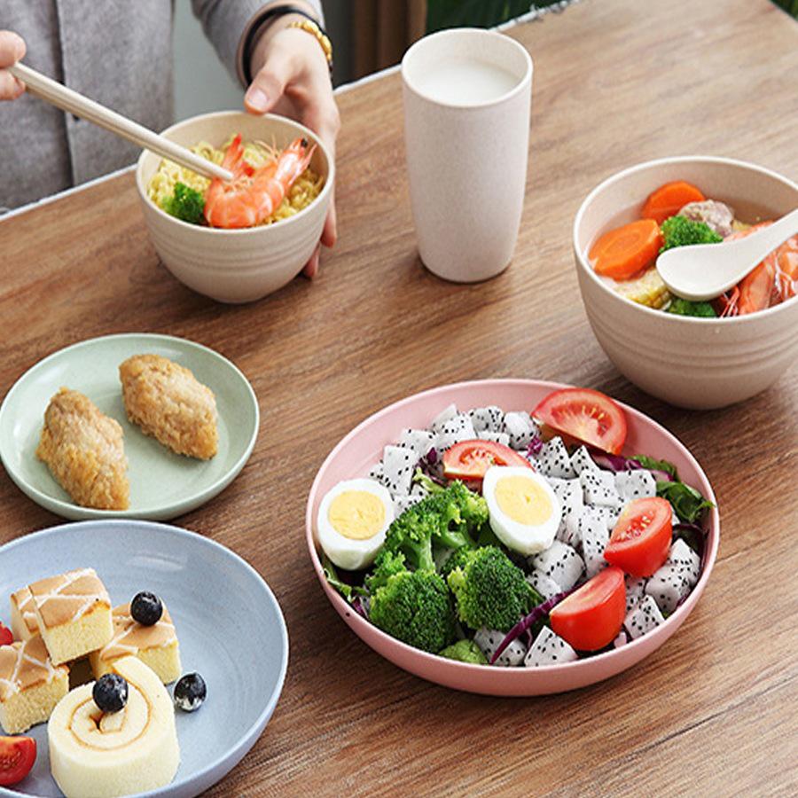 Sada biologicky odbouratelných plastových jídelních talířů odolných vůči vysokým teplotám