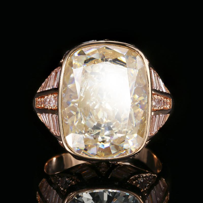 

Ювелирные изделия Медное основание с золотым покрытием Бриллиант с высоким содержанием углерода Ледяной цветок Квадратный бриллиант Медная инкрустация Ретро кольцо из розового золота 12 * 16