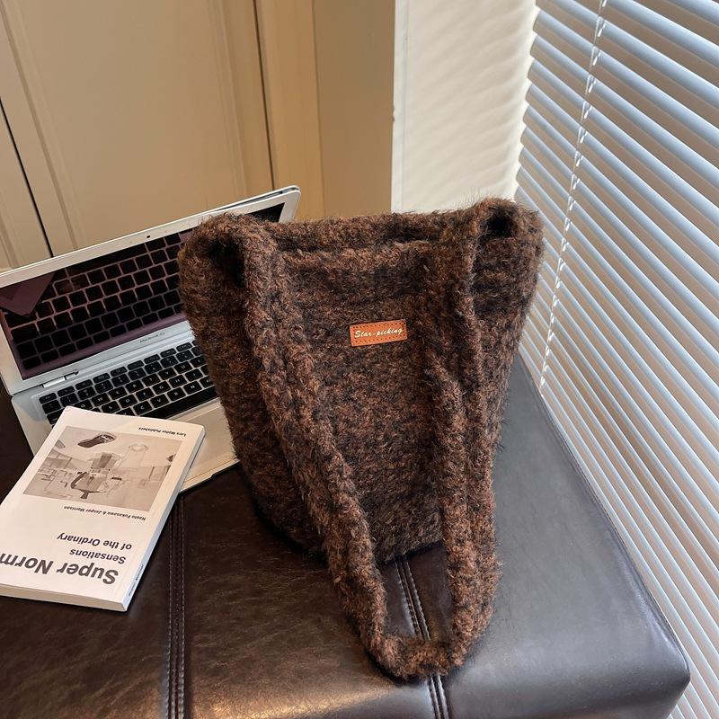 Autumn New Retro Plush Large-capacity Bucket Bag Versatile Shoulder Niche Casual Messenger Bag