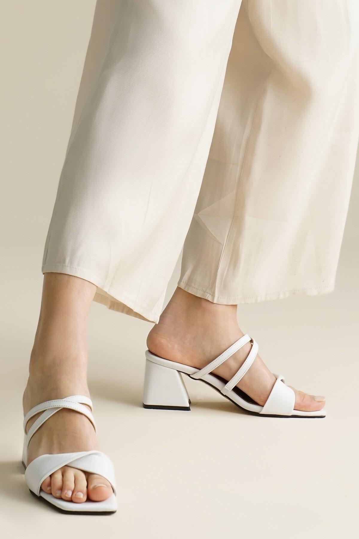 

Женские модные туфли белого цвета на толстом каблуке