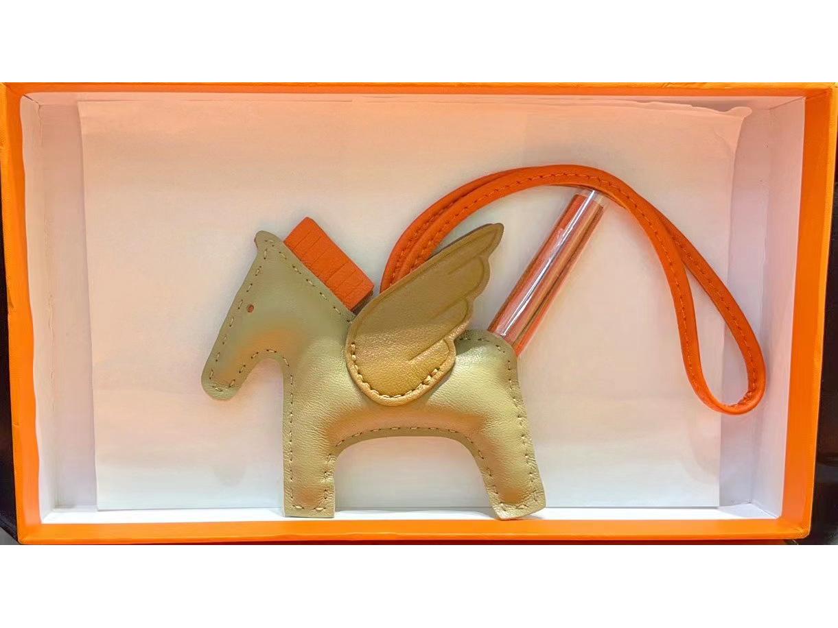 

Шарм для сумки из натуральной кожи ручной работы - Милый дизайн летящей лошади из овчины