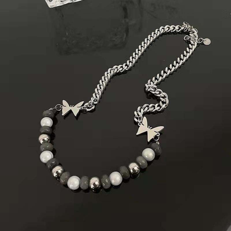 Süße und coole reflektierende Perlenspleiß-Schmetterlingshalskette für Frauen, Hip-Hop-Kaltwind-Design mit Sinn für Schlüsselbeinkette aus Titanstahl