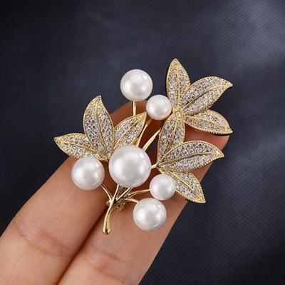 Broches de hoja de arce con diamantes de imitación para mujer, elegantes broches de metal fijos para ropa, accesorios de joyería de uso diario.