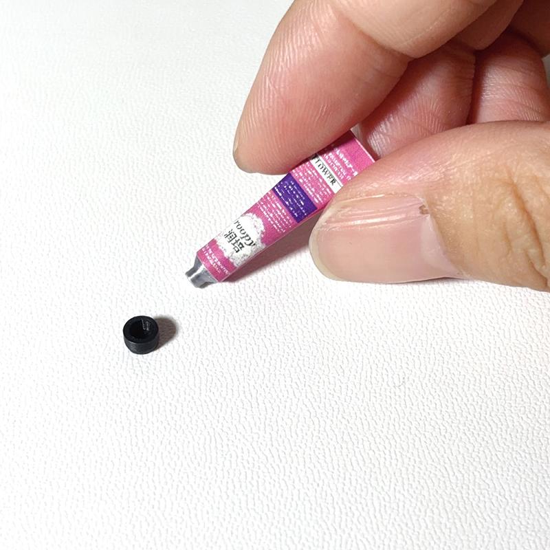 2 szt. Miniaturowy krem do rąk do domku dla lalek, dekoracja sceny makijażu, akcesoria do domku dla lalek, mini rekwizyty kosmetyczne