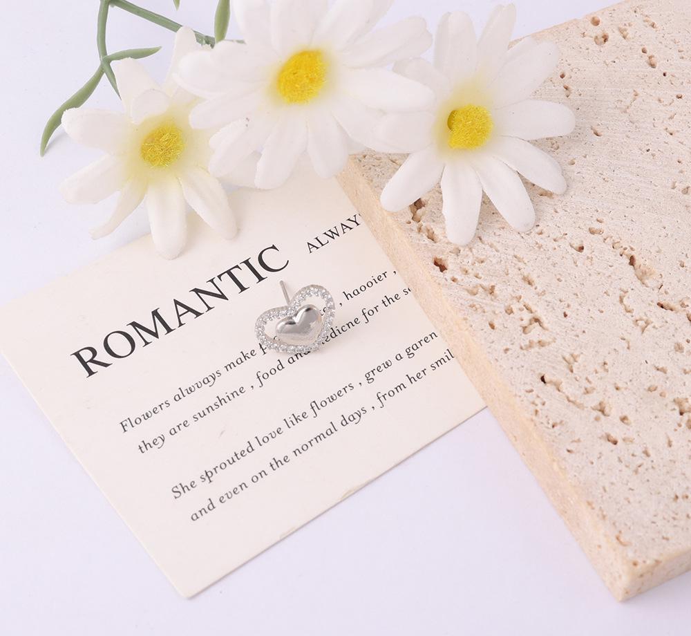 

Серебряные мини-серьги-гвоздики в форме сердца: Милый и модный, простой стиль для студентов