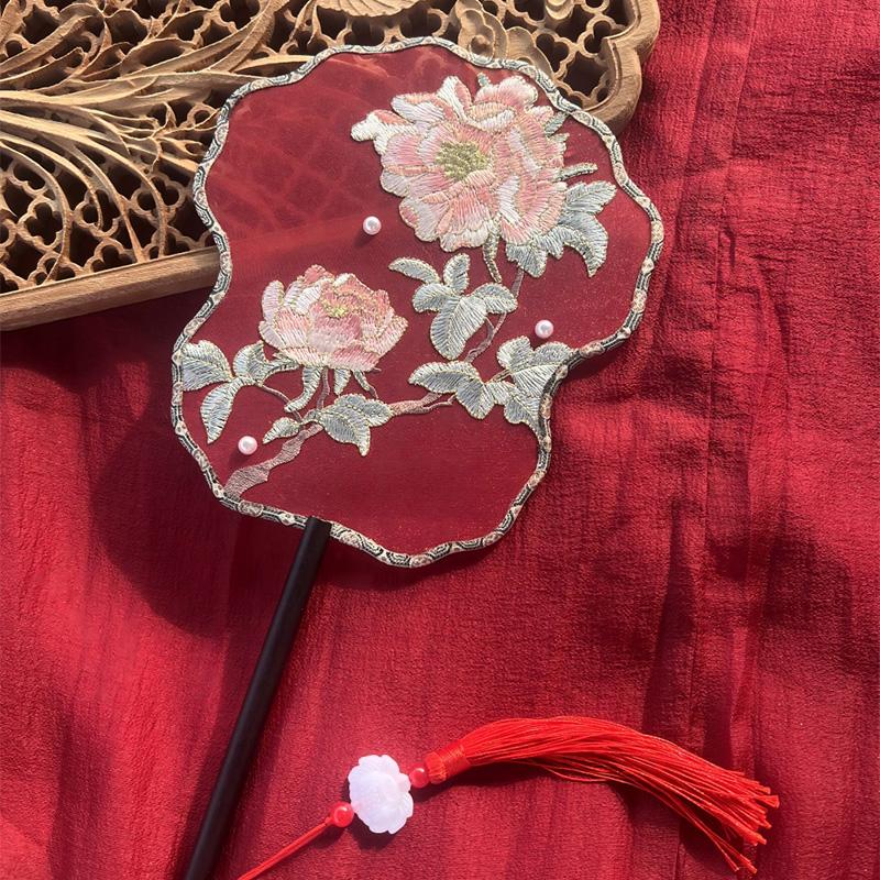 Древний веер Китайский стиль Ханьфу Танцевальная съемка Длинная ручка Вышитый Классический двусторонний веер Женский декоративный веер 1PCS
