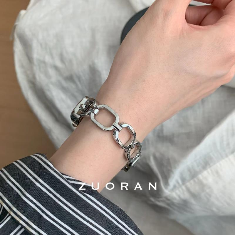2026 Orologio da Polso al Quarzo da Donna Moda Retrò Quadrante Piccolo Orologio Leggero Bracciale in Metallo Argentato Intagliato Stile Lusso Casual Design alla Moda