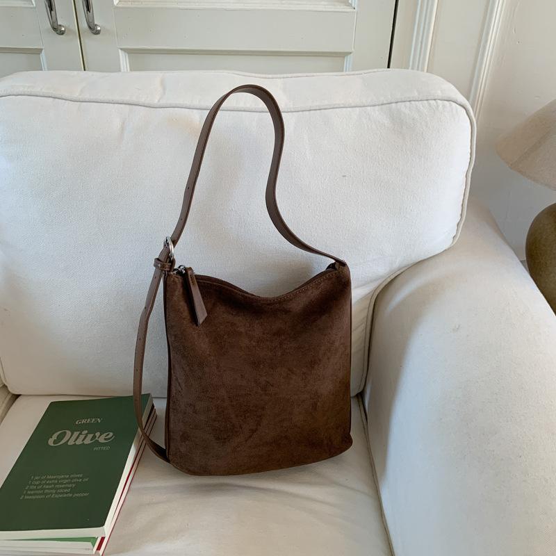 Large Capacity Bag Women's 2025 New Trendy Fashion Retro Shoulder Bag High Sense Commuter Bucket Bag Messenger Bag