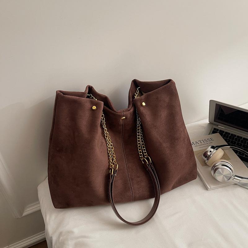 

Casual retro commuter bag winter new women s bag chain shoulder bag simple large capacity bag темно-коричневого кольору
