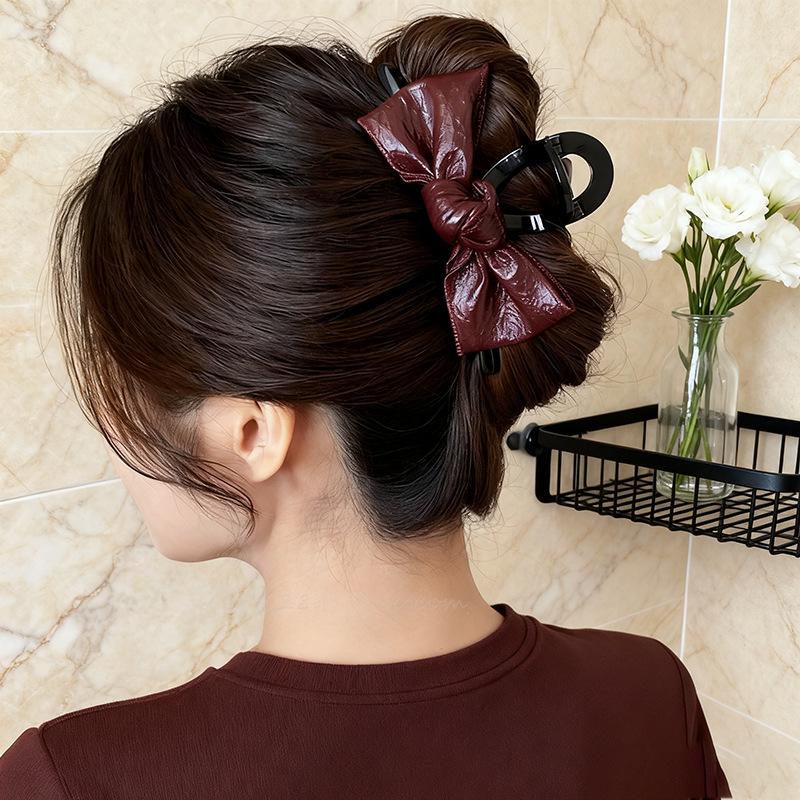 High-End Large Leather Bow Claw Hair Clip for Women s Elegant Styling (2025)