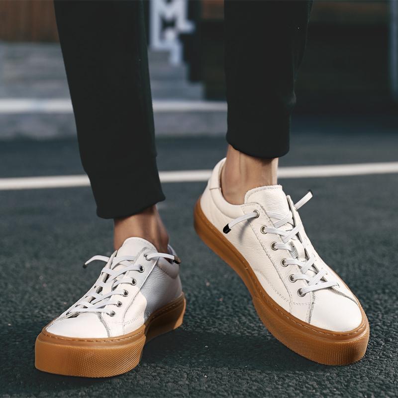 Märke 2024 Nya Herrskor Läder Lyxiga Vita Sneakers Trendiga Bekväma Casual Tjock Sula Oxford Skor Design Mockasin Herr