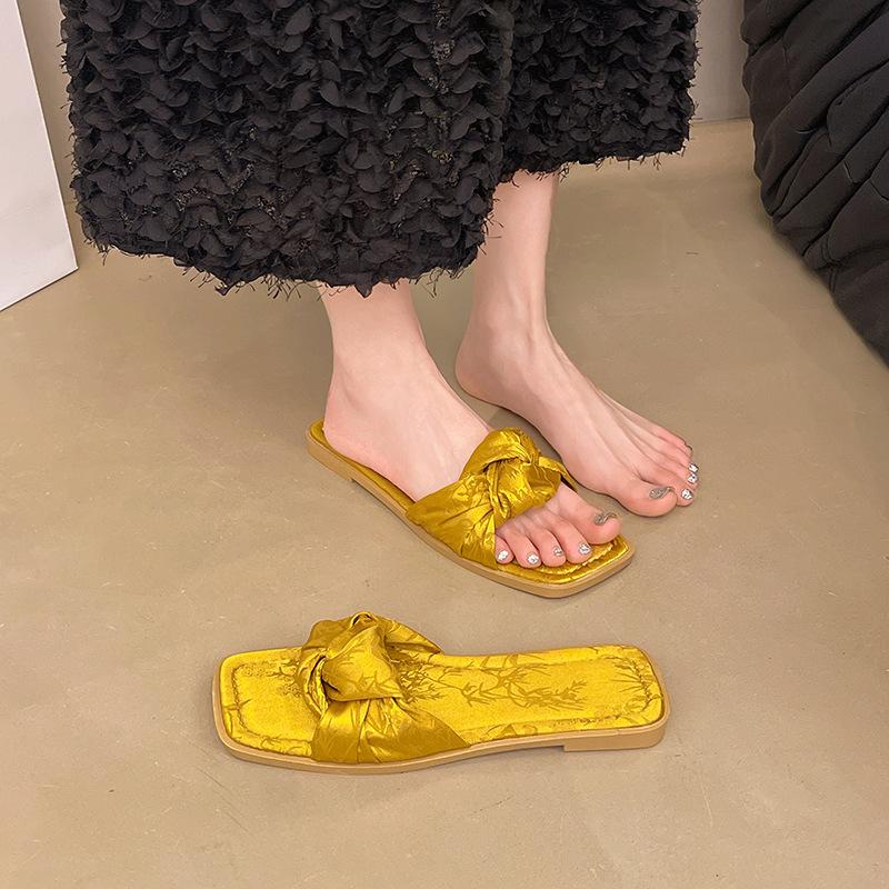Flat-bottomed one-word slippers women's versatile slippers outer wear 2025 summer new French sandals fairy wind cool slippers