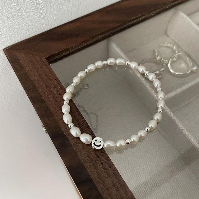 ANENJERY Zierliches Perlenarmband mit Herz- und Lächeln-Motiv für Frauen und Mädchen, elastisches Seilkettenarmband, Schmuck
