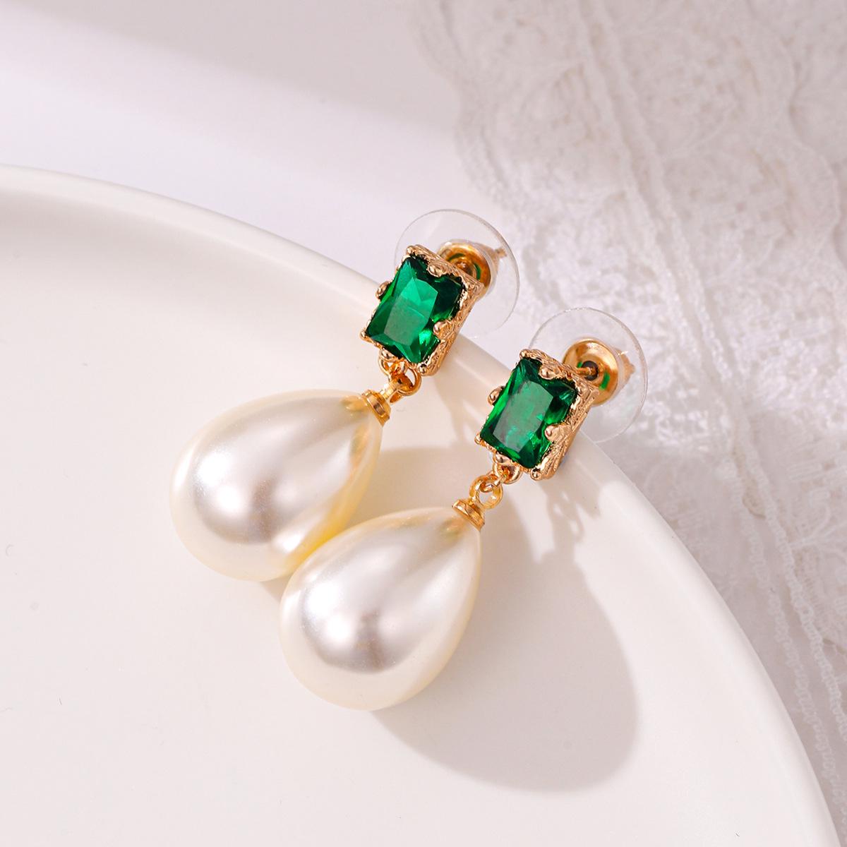 

Gold-Plated Pearl and Emerald Zircon Stud Earrings изумрудный