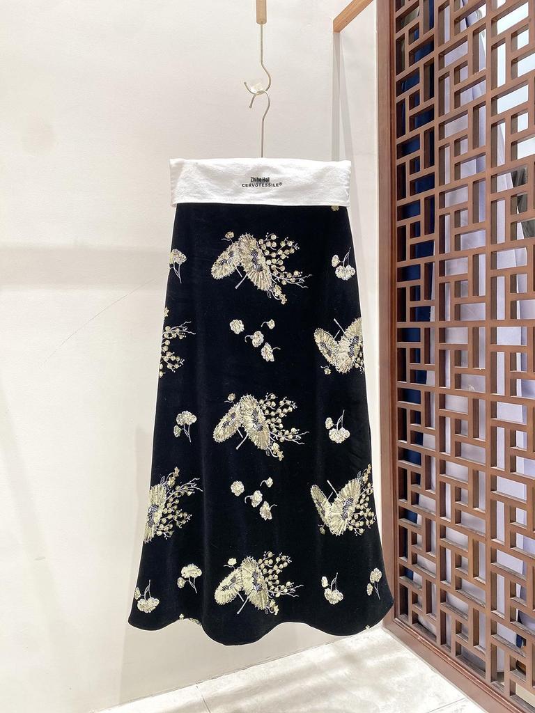 Zhi Hetang 2025 A/W Elegant High-Waisted Slimming A-Line Skirt with Heavy Embroidery