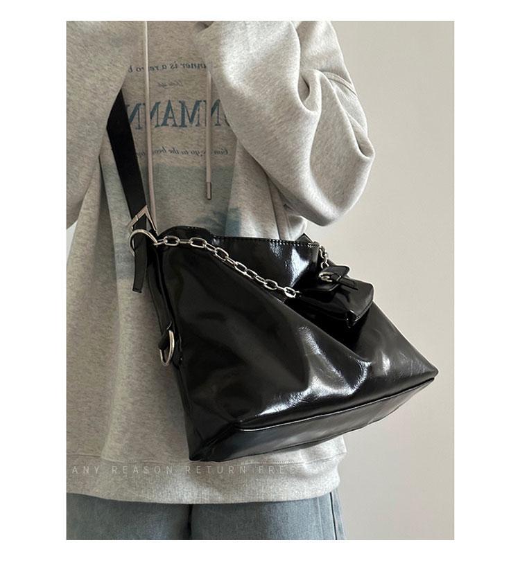 Bag Women's 2025 New Large Capacity Shoulder Tote Bag Premium Sense Versatile Underarm Locomotive Bag Commuter Messenger Bag