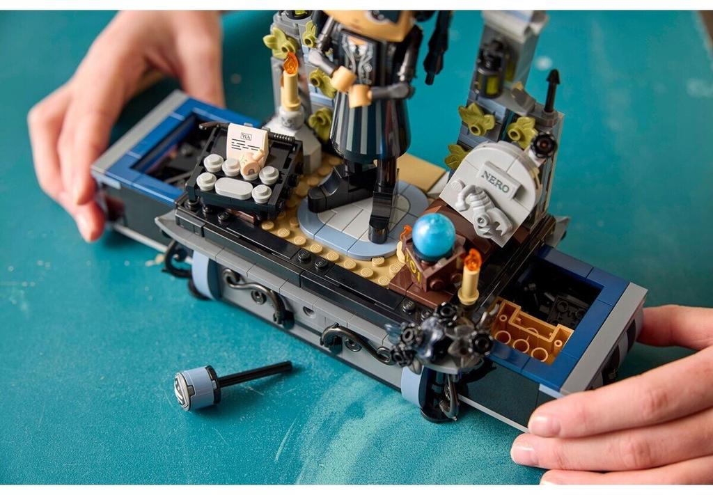 LEGO Addams Family Constructor Figure (76780)
