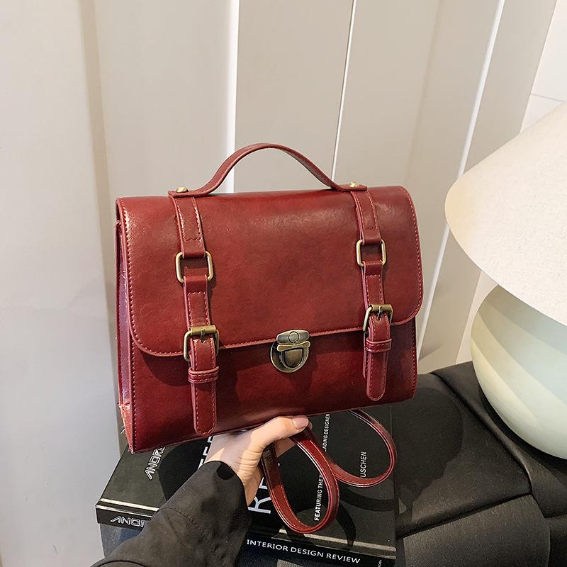 

Осень-зима 2025 ретро сумка почтальона с пряжкой, модная универсальная сумка-мессенджер в стиле колледжа, женский повседневный портфель для поездок на работу бордовый