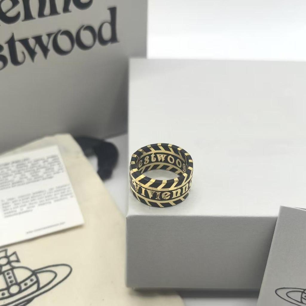 טבעת Vivienne Westwood רטרו פאנק עם פס שבבים מצופה אמייל אפוי לגברים ונשים
