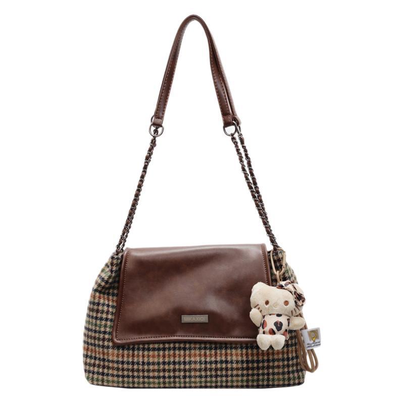Contrasting colors, fashionable large-capacity bags, women's 2025 spring new foreign-style shoulder bags, woolen personalized ins tote bags