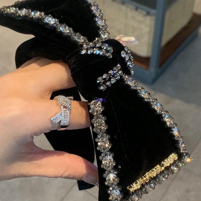 Black Velvet Rhinestone Bow Hairband: Versatile Wash Face and Outing Accessory.