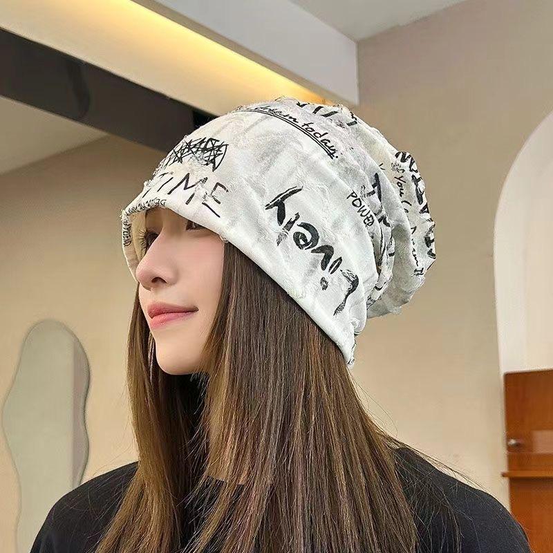 

Шапка бини в корейском стиле с эффектом потертости: Женская рваная шапка-бини с надписью для большой головы, для визуально маленького лица, в трендовом стиле ермолки.