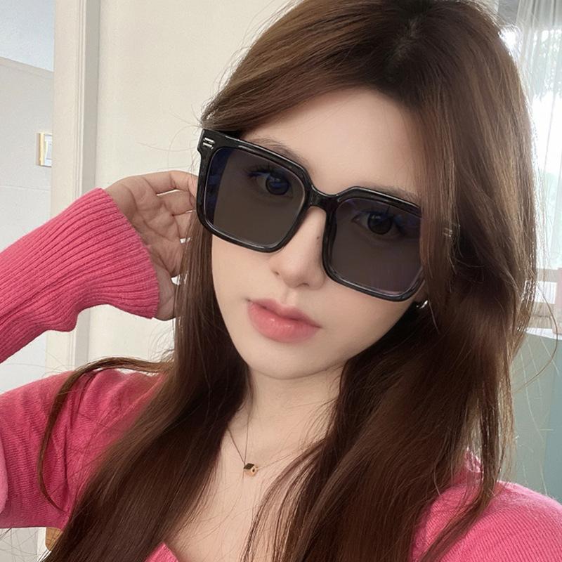 Korean Stylish Sunglasses Women Rivets Decoration Square Shape Male Sun Glasses Travelling Driving Sunglass for Women