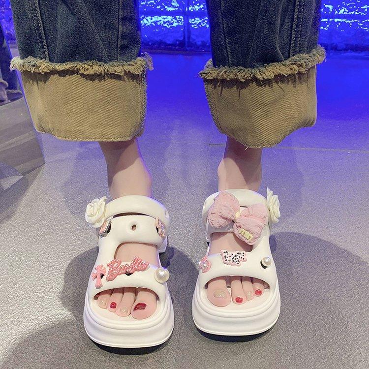 Niedliche Hausschuhe im Feenstil Damen Mary Jane Tragen 2024 neue Mode auf Scheiße treten Gefühl dicksohlige Lochschuhe Sandalen Tide