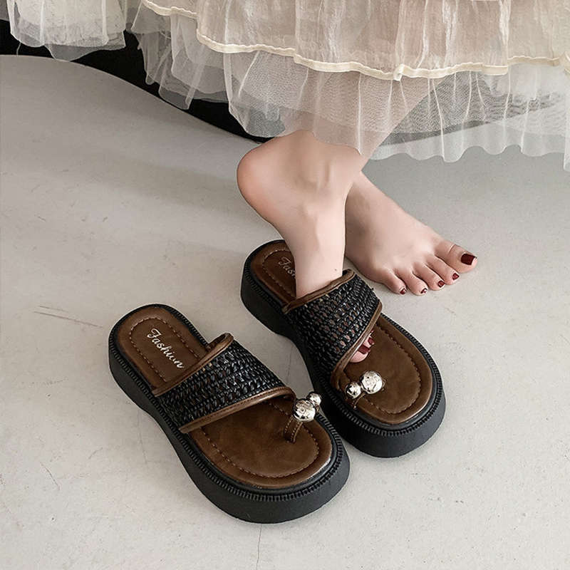 Retro woven pinch slippers women's 2025 new summer wear foreign fashionable thick-soled sandals with skirts Roman shoes