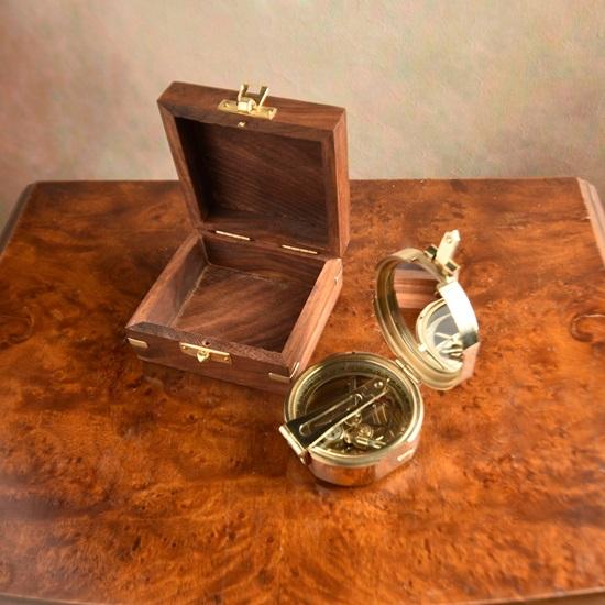 

Диаметр компаса 7,62 см в подарочной деревянной коробке.. Принадлежность для морского парусного спорта.