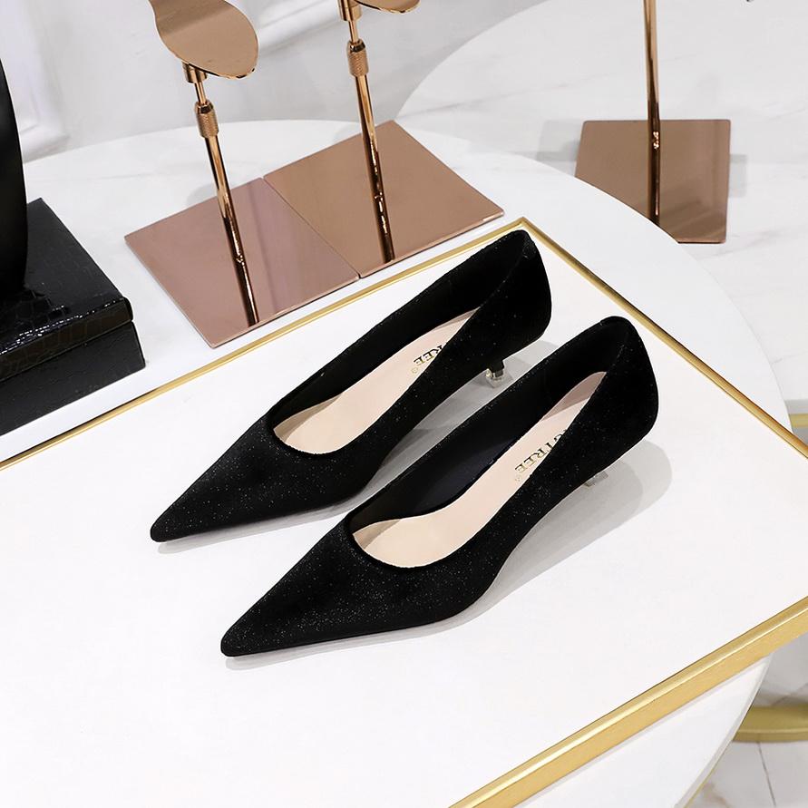 Madingi moteriški batai banketams: Ploni kulno vidurio kulno segios smailės galiuko storio aksomo veido vienviečiai batai