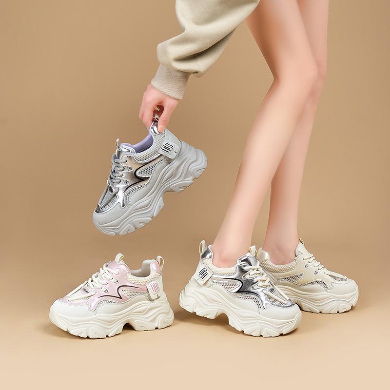 2024 printemps nouveau couleur pitaya chaussures explosives pour femmes muffin à semelles épaisses petites chaussures blanches avec chaussures de sport de loisirs